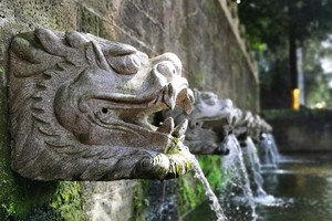 龙台山陵园环境-九龙吐水